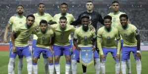 seleção brasileira tirando foto em campo